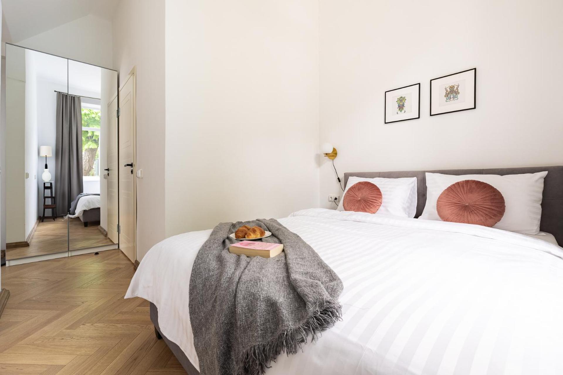 Diplomatica I High Ceilings I Parking I Easy Check-in I Cohost *